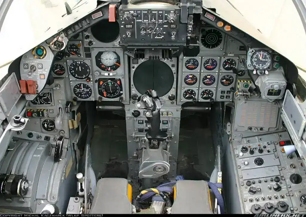 cabina-panavia-tornado.webp