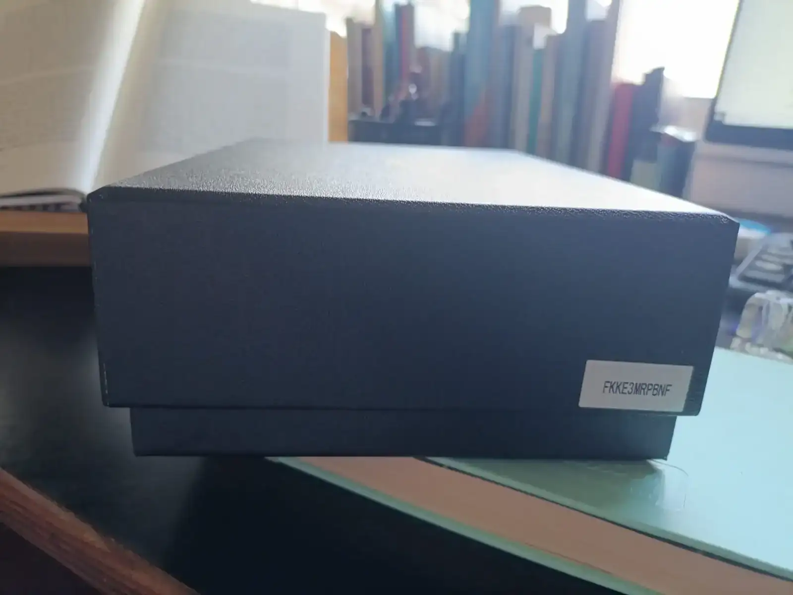 Caja con etiqueta de serie.webp