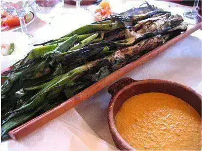 Cal%C3%A7ots-with-Romesco-Sauce.webp