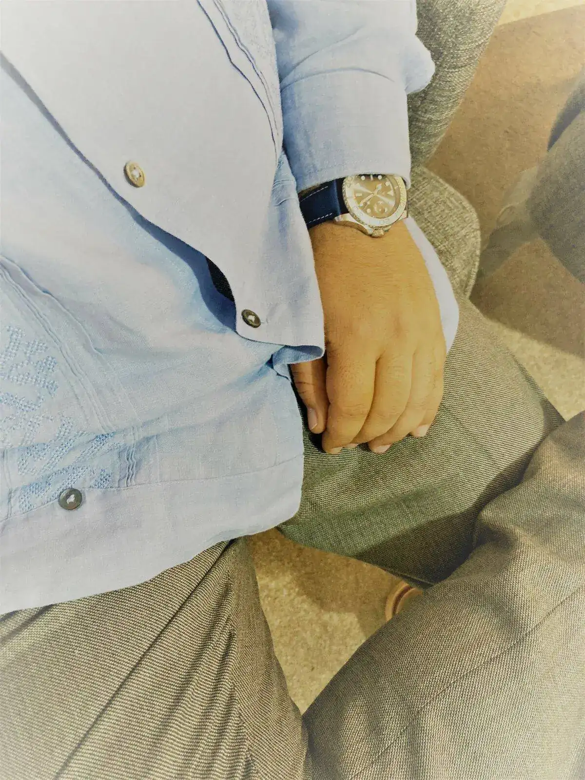 CAMISA,PANTALON Y RELOJ.webp