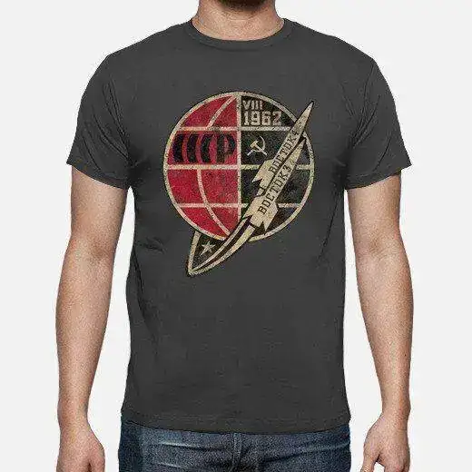 camiseta_cccp_bostok_1962_v02--id-bd2c625b-dc84-4e2e-95aa-f1eb2a6e41e8;s-H_A2;b-f2f2f2;w-520;...webp