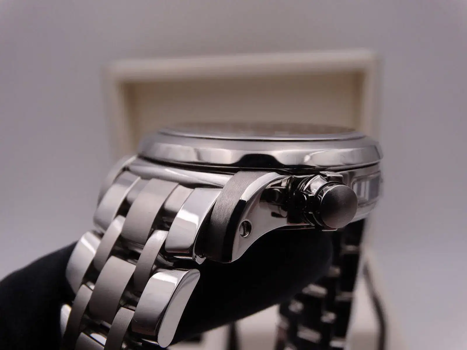 Carl F. Bucherer Travel Tec 04379.JPG