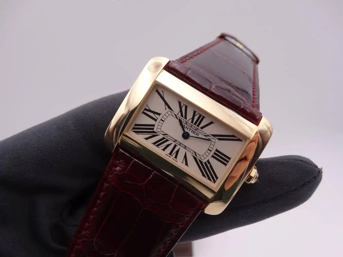 Cartier Tank Divan Gold 7225.webp