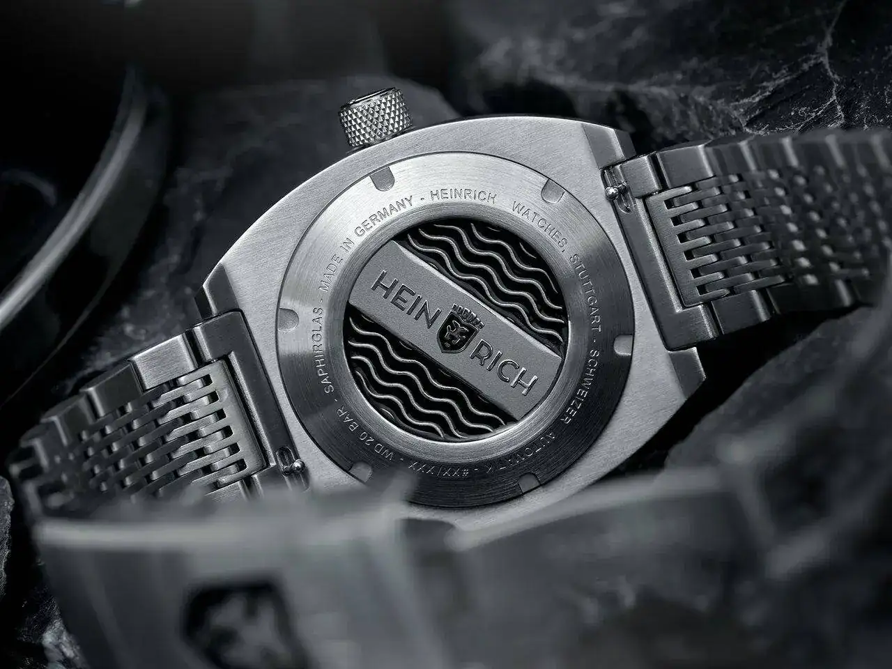 caseback2_1_e96afabe-ff4b-4c85-ae82-bbdf741fea53.jpg