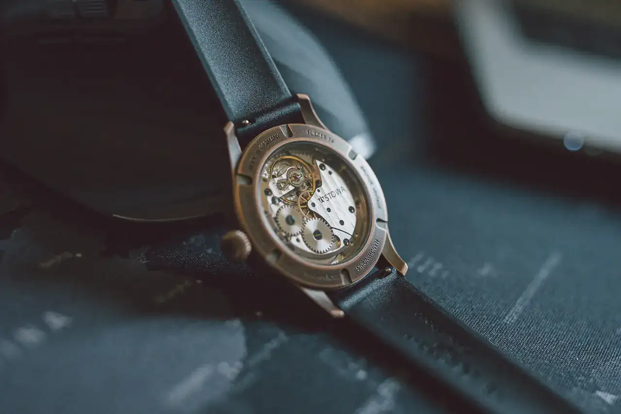 caseback_2_2021.05.04_1335-36_00021.webp