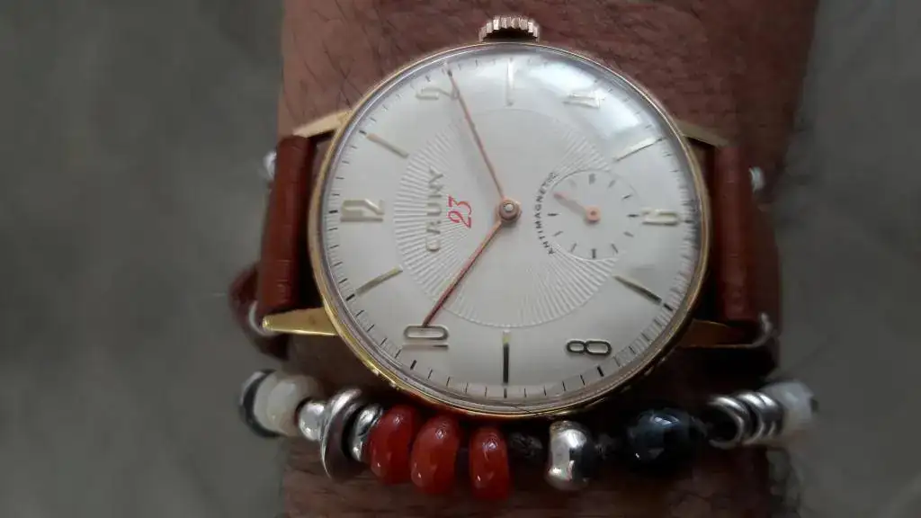 Hoy toca este abuelete acompañado de pulsera moderna.  Día de contrastes