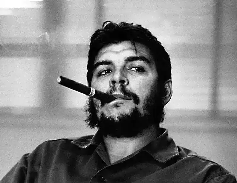 Che-Guevara-Smoking-A-Cuban-Cigar.webp