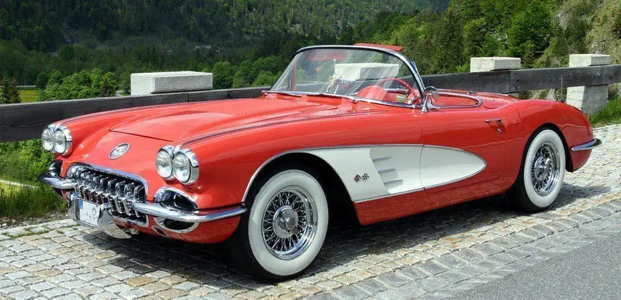 chevrolet-corvette-c1-de-color-rojo-descapotable.webp