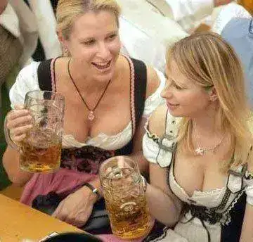 chicas-cerveza-alemania.webp