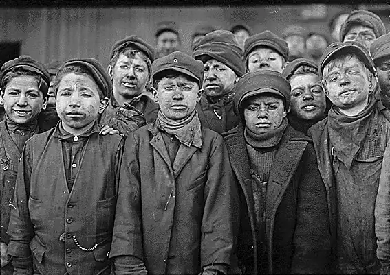 Childlabourcoal_1912US_LewisHine.webp
