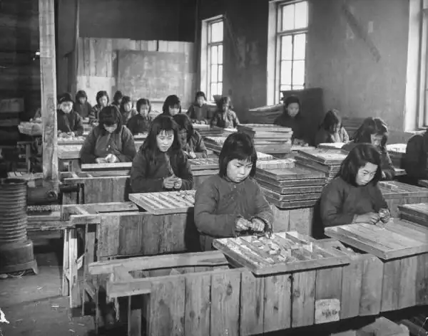china-children-working-in-factories1.webp