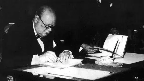 churchill-escribiendo.webp
