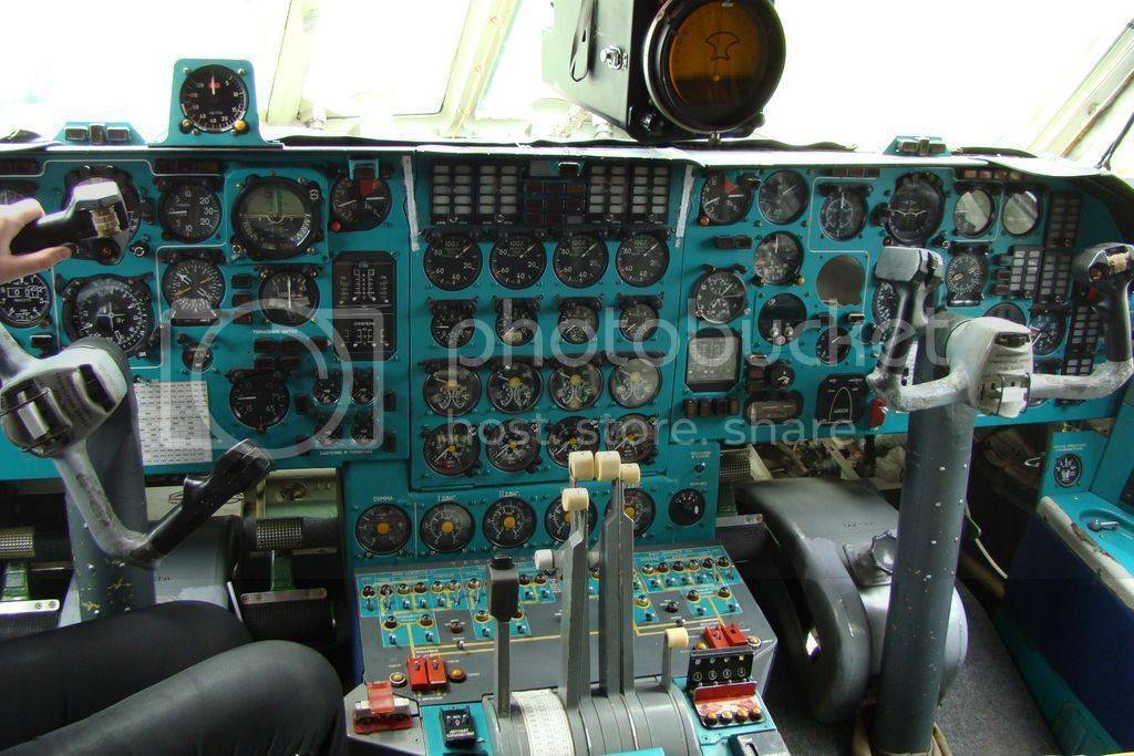 Cockpit_Ilyushin_Il-76MD_zpse8aja0lf.jpg