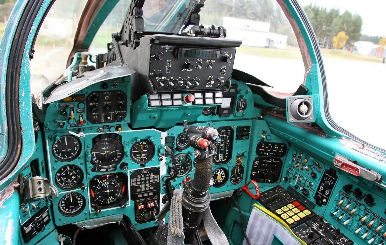 Cockpit_of_Mikoyan-Gurevich_MiG-31_(2).webp