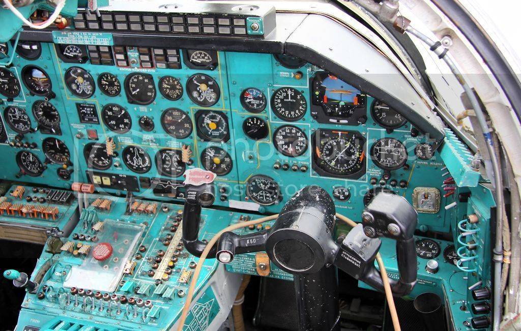 Cockpit_of_Tupolev_Tu-22M3_4_zpsh0zfxspz.jpg