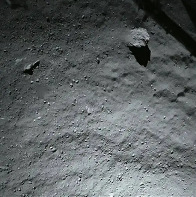 Comet_from_40_metres_node_full_image_2.webp