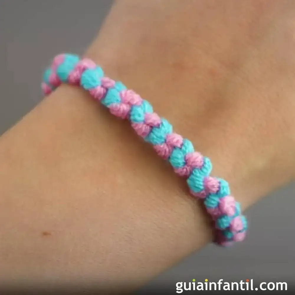 como-hacer-una-pulsera-con-dos-hilos-para-ninos-manualidades-divertidas-con-lana-lg.webp