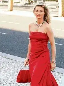 corinna-de-rojo.webp