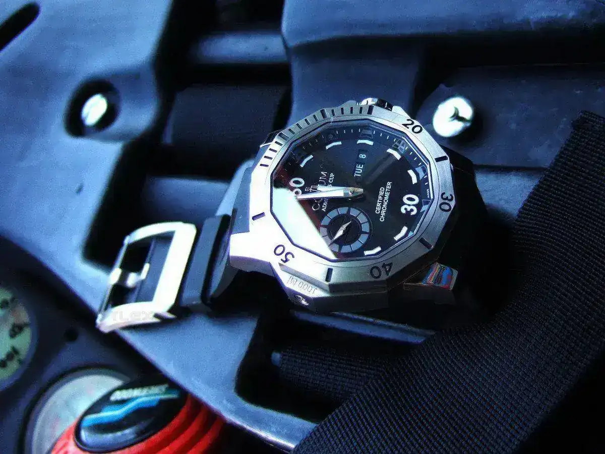 CORUM+Admiral's+Cup+DEEP+HULL+48+03.webp