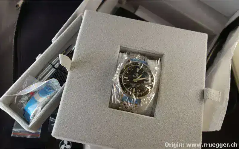 crepas_cayman_box_open.webp