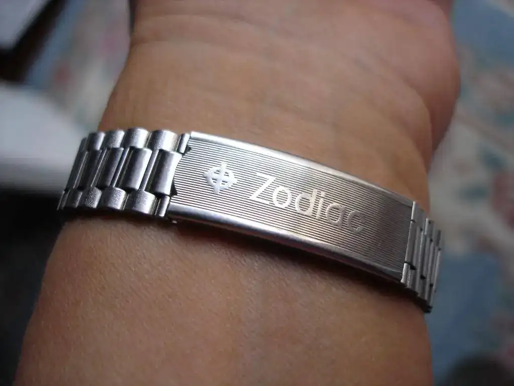 Cuadrado wristshot clasp.webp