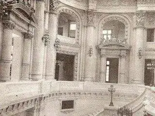 Cuba+centro+asturiano+La+Habana+escalera.webp