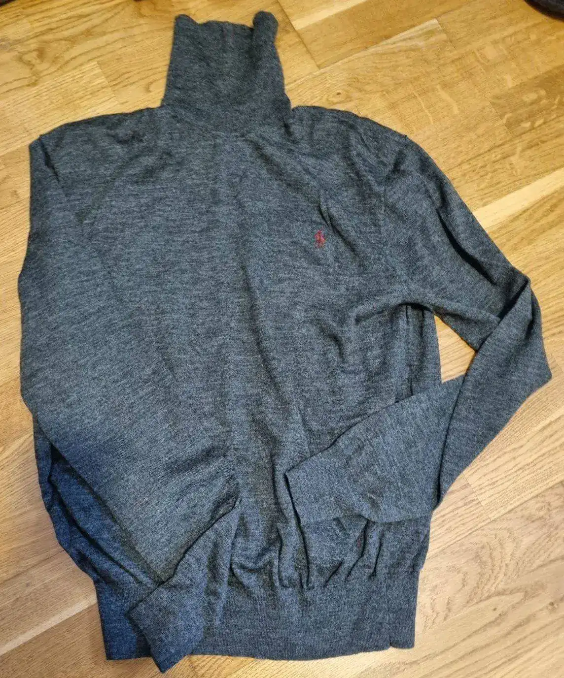 CUELLO VUELTO GRIS.webp