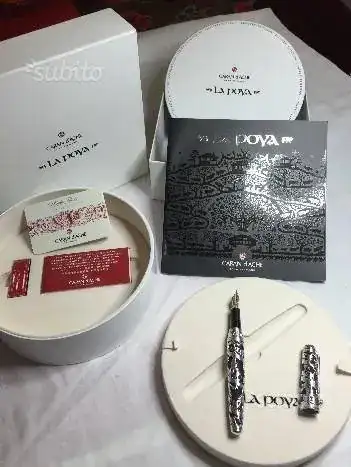 curiosa pluma de escatológico nombre.webp