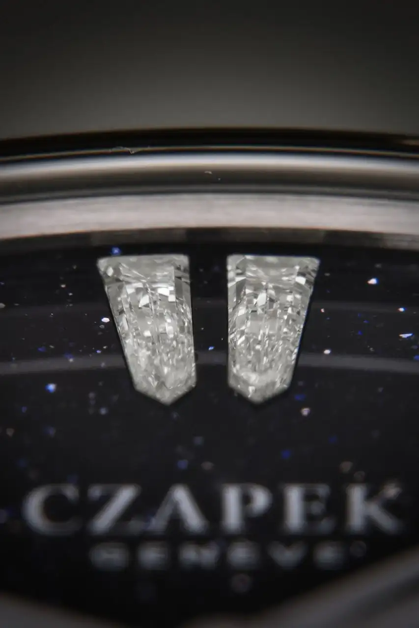 Czapek_Antarctique_Flying Diamonds_Focus_2.webp