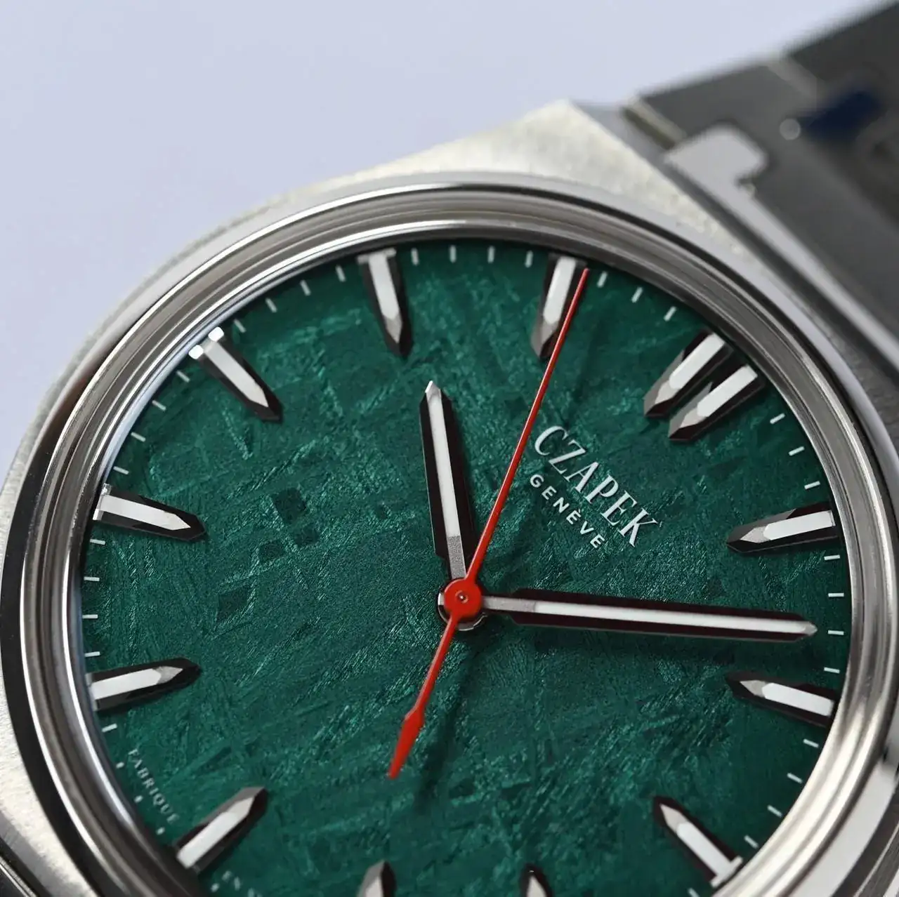 Czapek_Antarctique_Green Meteor_Lifestyle_3.webp
