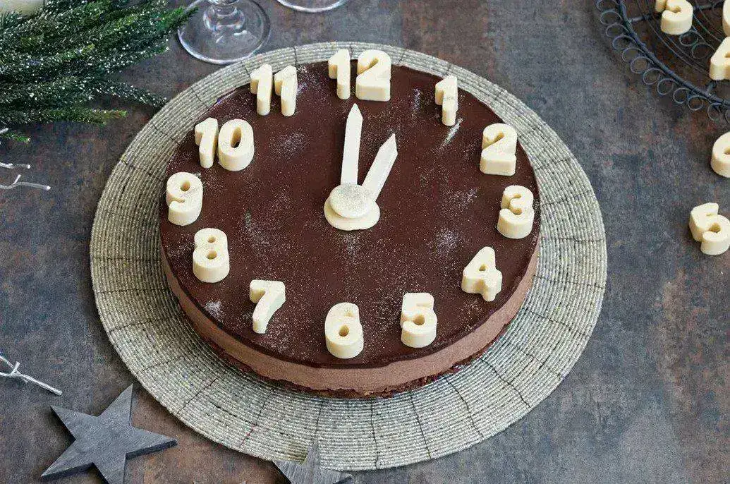 d855d1a79431-tarta-reloj-a-los-tres-chocolates-para-noche-vieja-80-1290-742-nw.webp