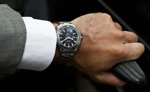 -daniel_craig_in_skyfall_wearing_omega_seamaster_3.webp