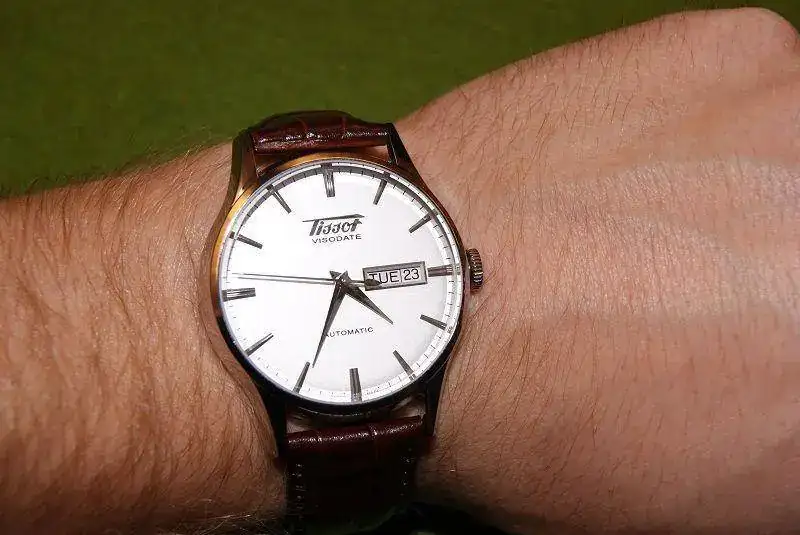 date-vom-12-11-10-wie-neu-box-papiere-tissot_wrist.webp