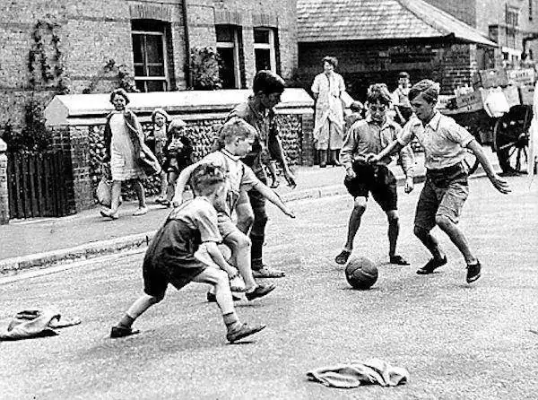 db8e6c18989ec0d87da6e0d2430315e7--boys-playing-playing-games.jpg