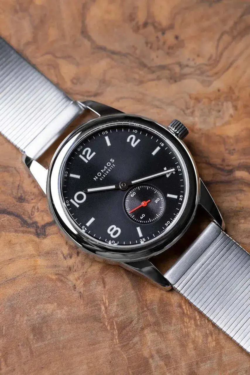 DEGRIFF-NOMOS-Club-vertical-olive-1024x1536.webp