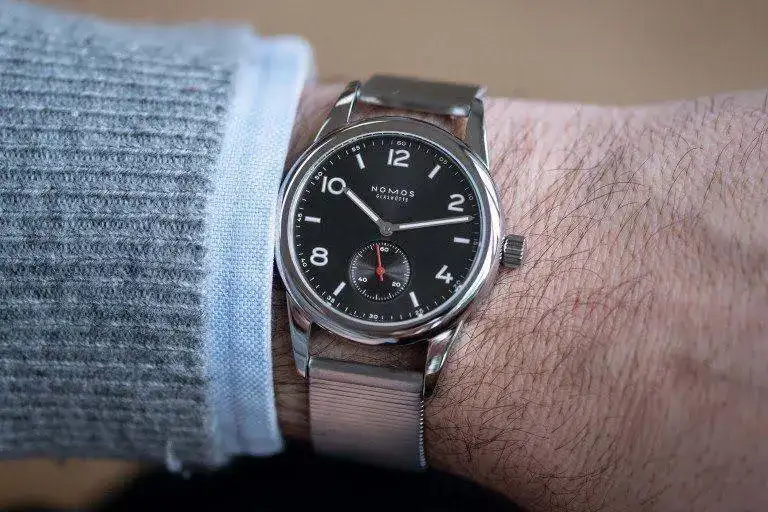 DEGRIFF-NOMOS-Club-wristshot-top-768x512.jpg