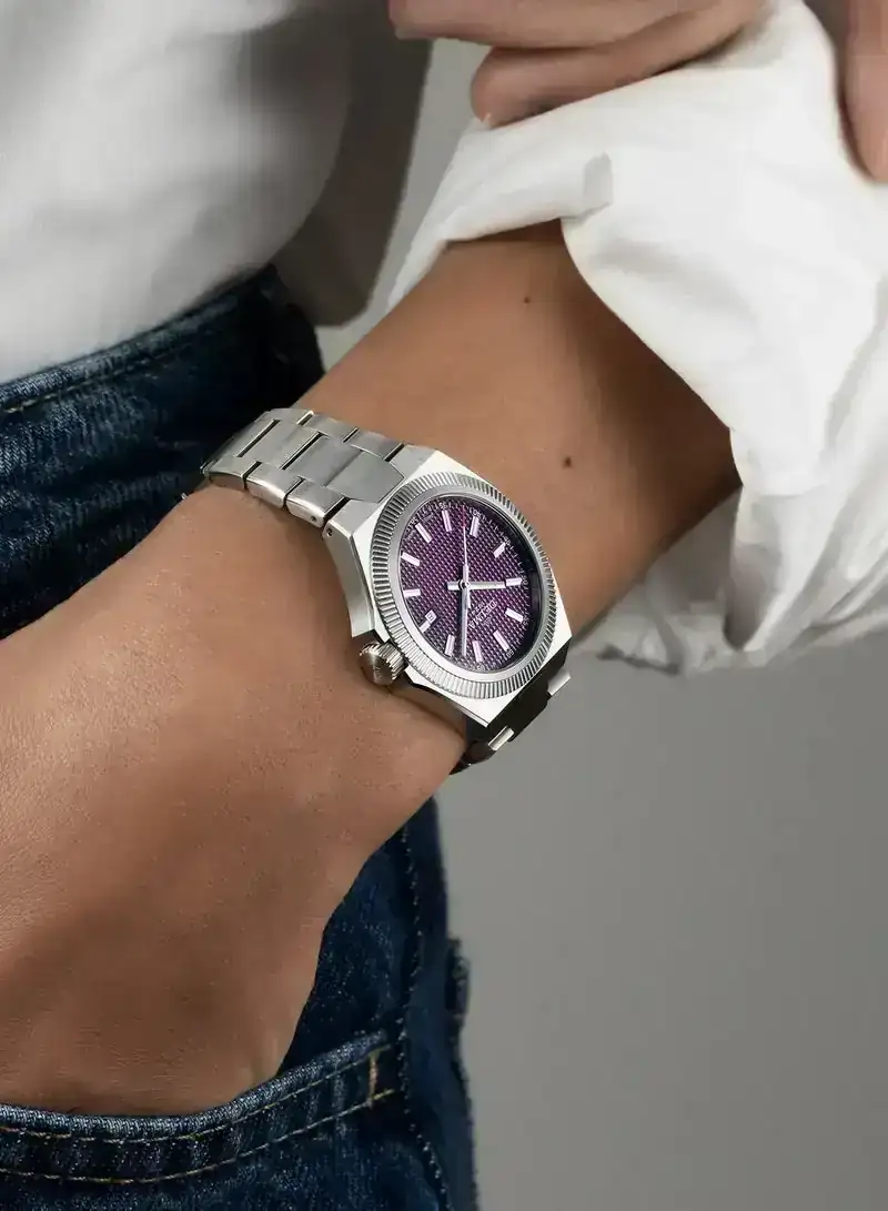 DELMA_Midland_34mm_purple_wrist_mb (1).webp