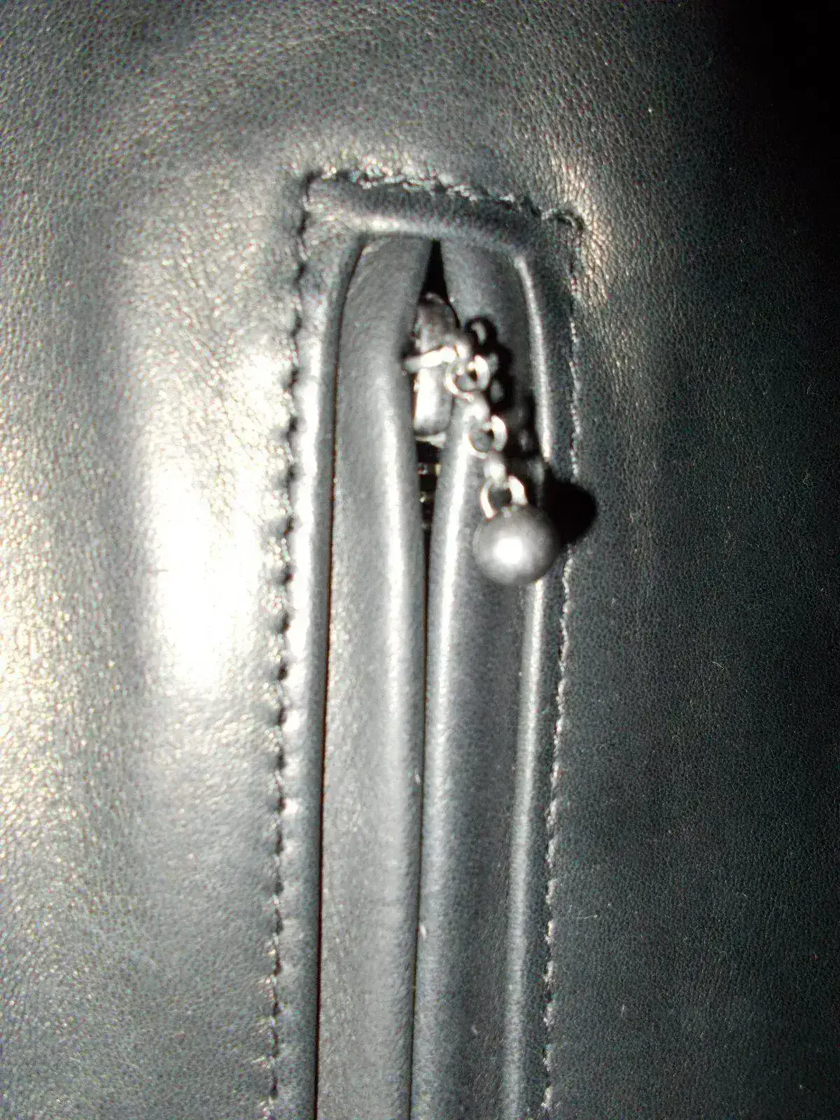 Detalle cremallera bolsillo pecho.webp