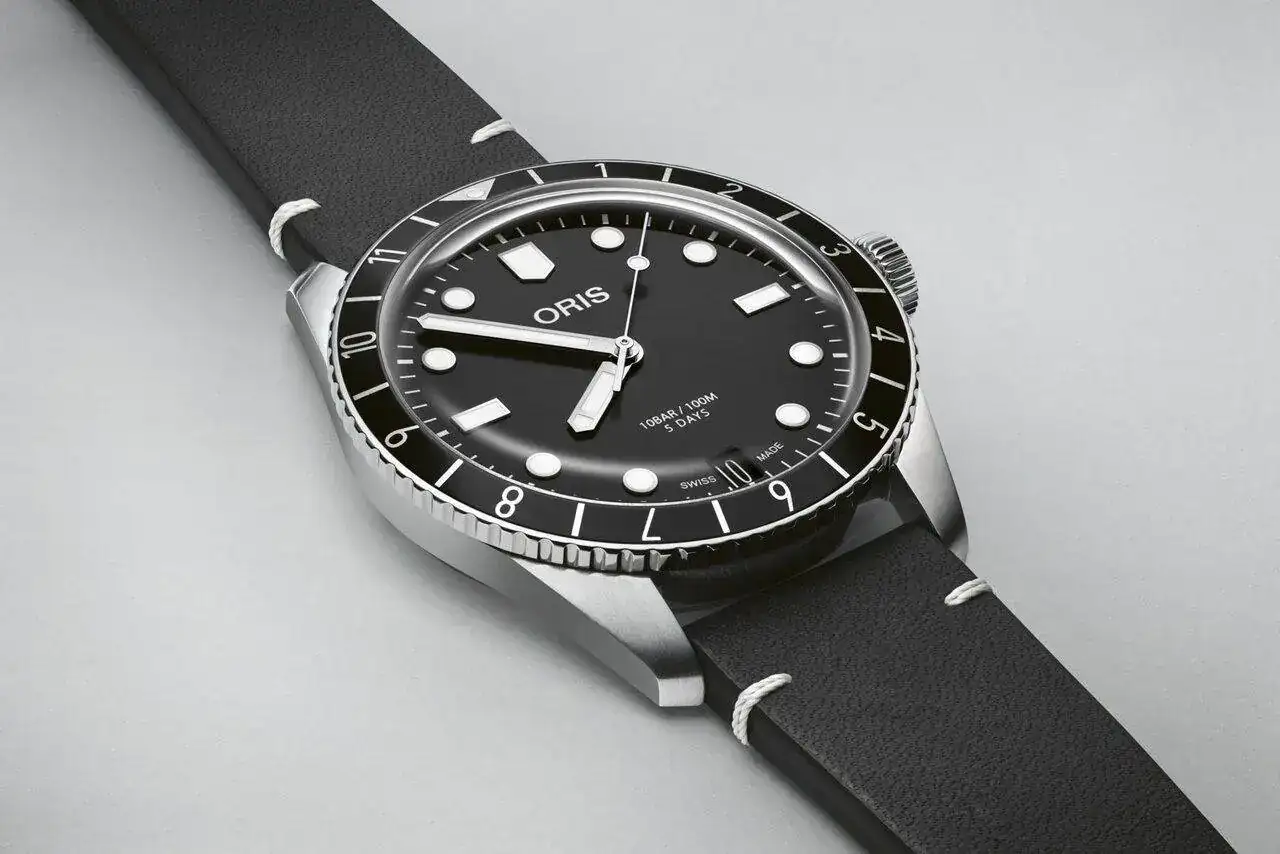 Divers-Sixty-Five-12H-Calibre-400-Strap.webp