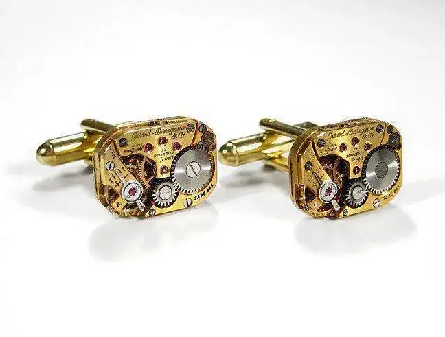 DNC1046-Cufflinks_GoldRectSmallGIRARDPERREGAUX1.webp
