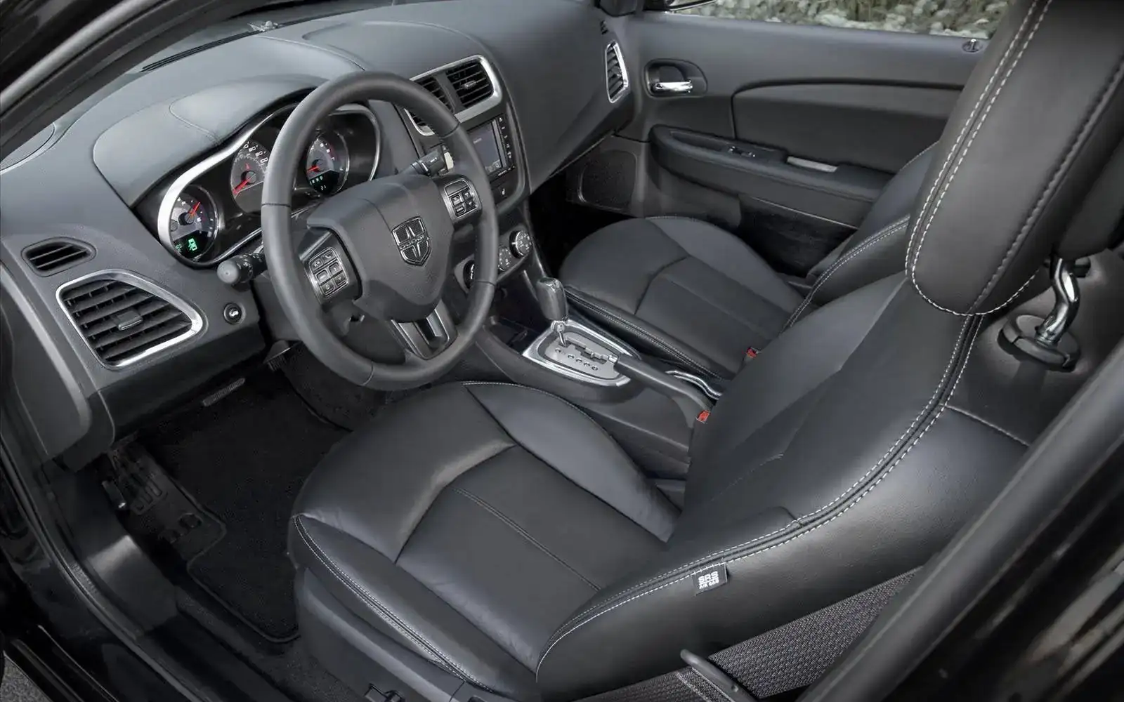 Dodge+Avenger+2011+04.webp