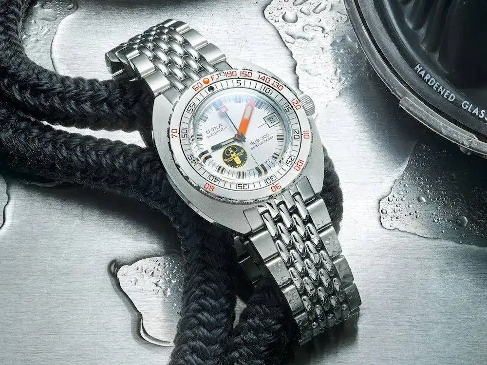 DOXA-SUB-300-Silver-Lung-4.webp