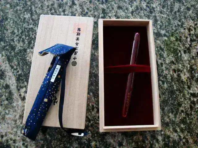 La Cigar en su caja y sin el kimono