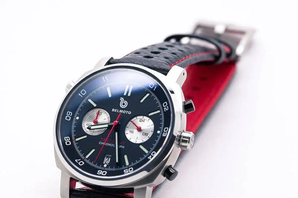 duct-Track-Black-Red-0003-Black-Red-Detail-Strap-1.webp