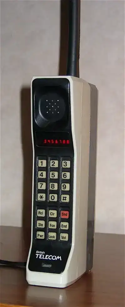 DynaTAC8000X.jpg?utm_source=es.wikipedia.webp
