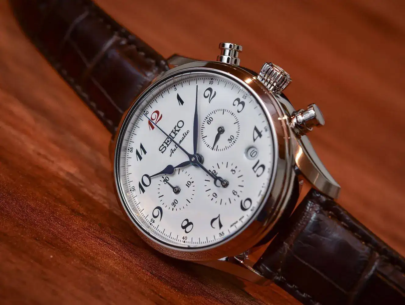 e-60th-Anniversary-Chronograph-white-enamel-dial-2.webp
