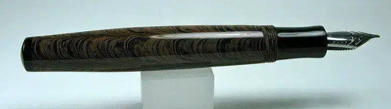 ebonita ripple sección en negro.webp