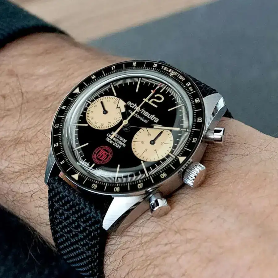 echo-neutra-1956-Cortina-chronograph-black-beige-version-lifestyle-W900.webp