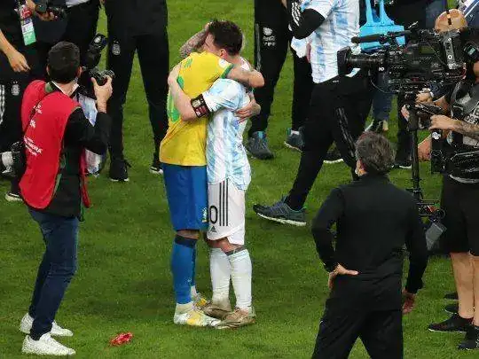 el-abrazo-messi-y-neymar.jpg