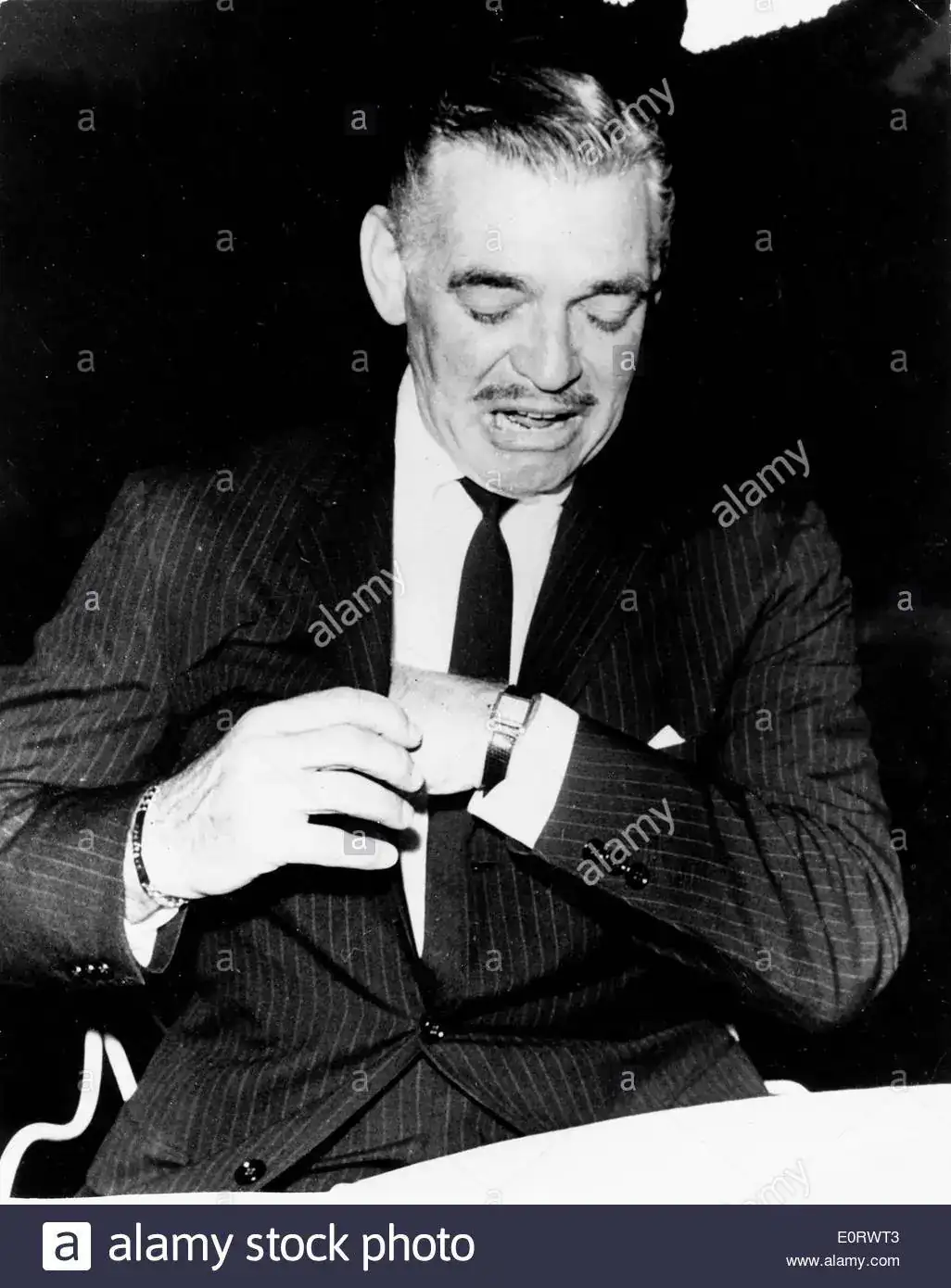 el-actor-clark-gable-ajusta-su-reloj-e0rwt3.webp